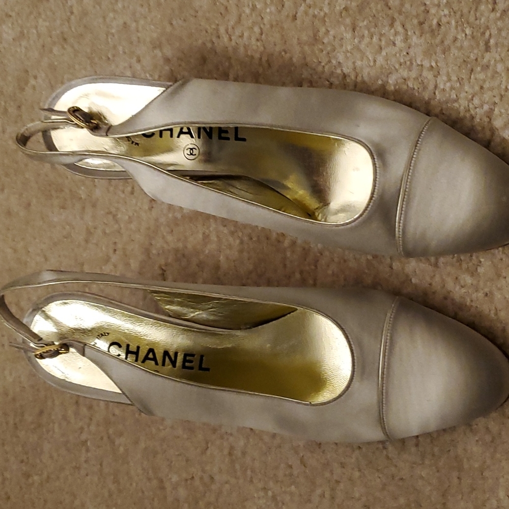 Chanel Satin pumps